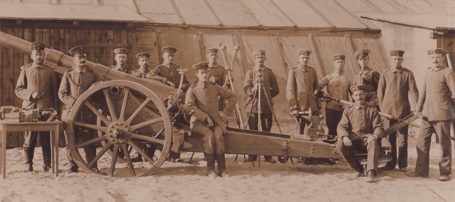 10cm. Kanone 1904 with crew and related equipment
