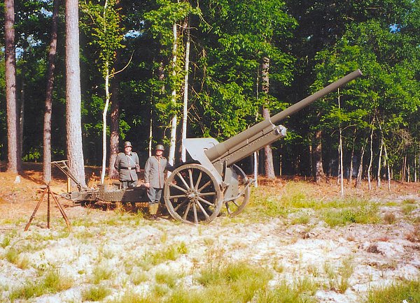 Leon and Ralph Lovett in front of 10cm Kanone 1917
