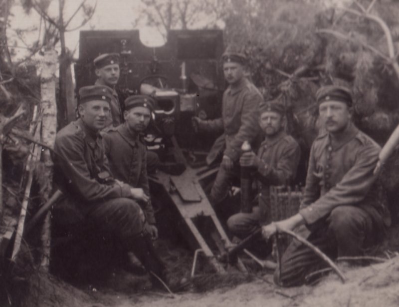 7,7cm lFK 96 n/A with crew in an orginal wartime photograph